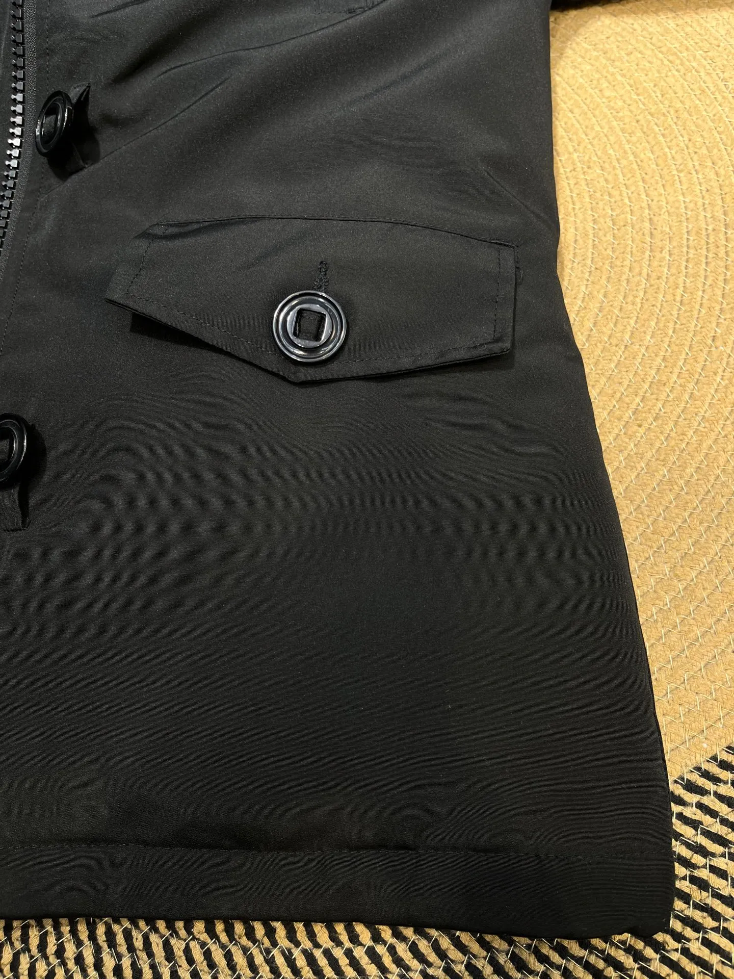 P840 Canada Goose Canada Goose #Expedition03 Parker, a treasure of Canadian origin! Limited supply worldwide! Canada Goose Model 03 is a top-notch couple model. The polar cold-proof outdoor series fur collar detachable hooded parka down jacket is the first Goose in 2024. I hope my friends will like it. Peak quality. I hope everyone can identify it together! The most popular cool items of the Big Goose family in 2024 are online. The same popular product of Yi Yang Qianxi is said to be a joint limited edition Big Goose that cannot be bought in autumn and winter. If you dislike the sameness of the Big Goose in the past, then this model will definitely give you a different experience! This year's most powerful couple's collection for autumn and winter is online, a top-notch luxurious ready-to-wear style, paired with an outdoor warm down jacket with great style and charm! The most standard and classic items of the Daye family in the past two years are equipped with unique reflective stripes for embellishment, which further shows the high-end fashion performance effect. With the embellishment of hardware buckles, it has excellent performance effect. The upper body is clean, simple and elegant, even for urban leisure. It is suitable for various occasions. Designed with large pockets, this model has a large capacity and is equipped with reflective stripes, making it safer at night. It is suitable for various adventure activities. It is made of windproof and waterproof technical materials. The interior is filled with full white duck down, which is absolutely cold-proof and warm. It also has a stand-up collar design and fine fluff at the collar, with meticulous attention to detail! The charm of this model is also more spiritual, and the upper body has more temperament and specifications. It perfectly shows the ultra-high standard of fashionable performance of this model, integrating outdoor and life, and you can even create high-street wear! The most pinnacle limited-edition goose that we have presented so far, both in terms of design and detailed materials, it is completely outstanding. The grand and evergreen version design is matched with cool reflective elements. The overall appearance can be said to be quite high, and it has that kind of powerful outdoor performance! It combines high-end casual attributes with high-street style. It is high-grade, domineering, warm, and beautiful. The visibility of the upper body is quite strong, and the configuration of the owl element is highly brand-recognizable. It fully complements the overall brand performance and visual effects, and also has the high-end sense of fashion and fashionable performance. It is a must-buy product because it is the most awesome down brand on the planet and one of Canada's three national treasure brands. It is also a sentimental down luxury brand. In the field of polar cold-proof clothing, Goose has made an irreplaceable contribution... Size: xs s m l xl